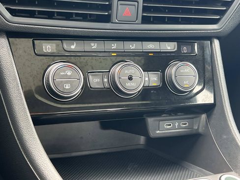 Certified 2024 Volkswagen Jetta SE FWD image 15
