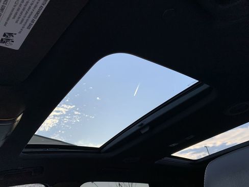 Used 2023 Buick Enclave Essence image 28