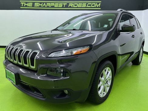 Used 2018 Jeep Cherokee Latitude Plus w/ Cold Weather Group FWD image 5