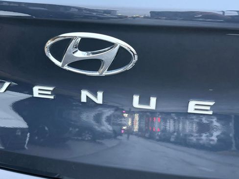 Used 2020 Hyundai Venue image 16