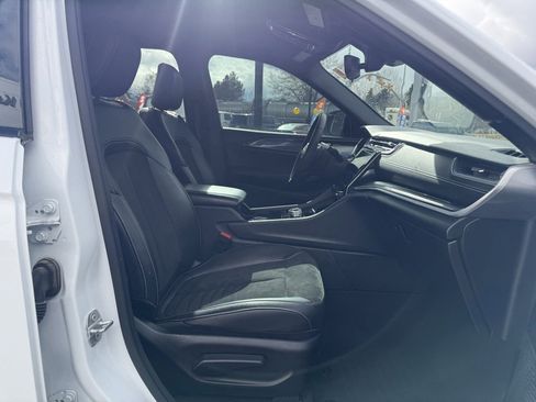 Used 2023 Jeep Grand Cherokee L Laredo image 5