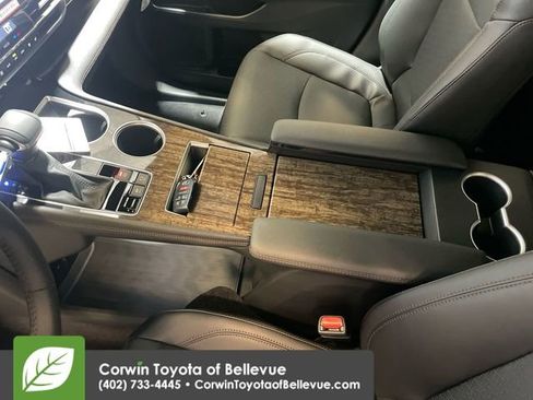 New 2025 Toyota Sienna Platinum image 17