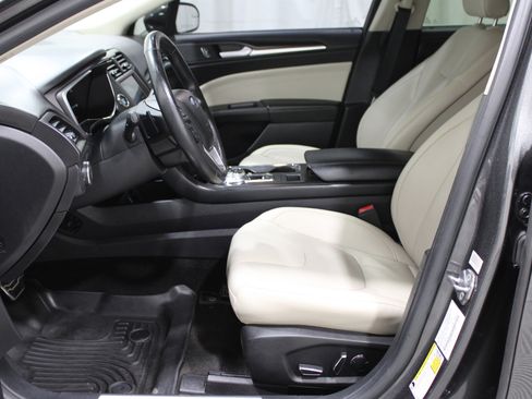 Used 2018 Ford Fusion Titanium image 3