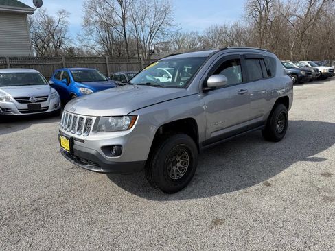 Used 2017 Jeep Compass Latitude image 1