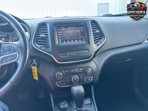 Used 2020 Jeep Cherokee Latitude w/ Cold Weather Group AWD/4WD image 18