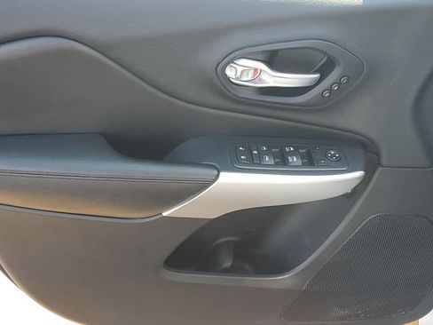 Used 2016 Jeep Cherokee Overland FWD image 15