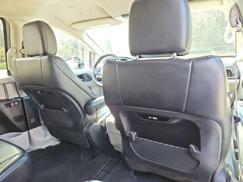 Used 2024 Chrysler Pacifica Touring-L image 18