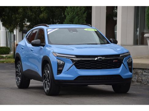 Used 2024 Chevrolet Trax RS w/ Driver Confidence Package image 2