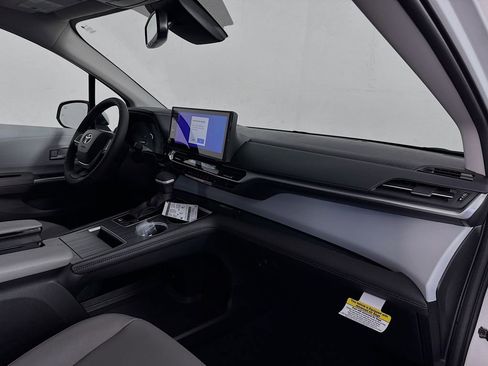 New 2026 Toyota Sienna XLE image 30