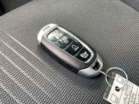 Used 2023 Hyundai Venue Limited FWD image 11