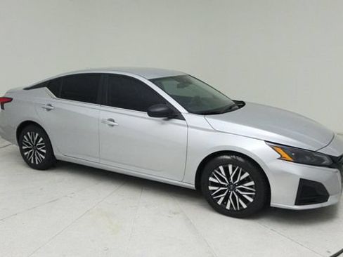 Used 2024 Nissan Altima 2.5 SV FWD image 7