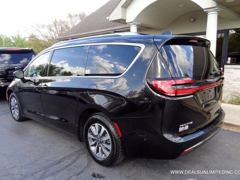 Used 2021 Chrysler Pacifica Touring-L FWD image 4