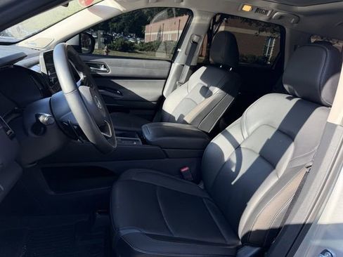 Used 2025 Nissan Pathfinder SL w/ SL Premium Package FWD image 5