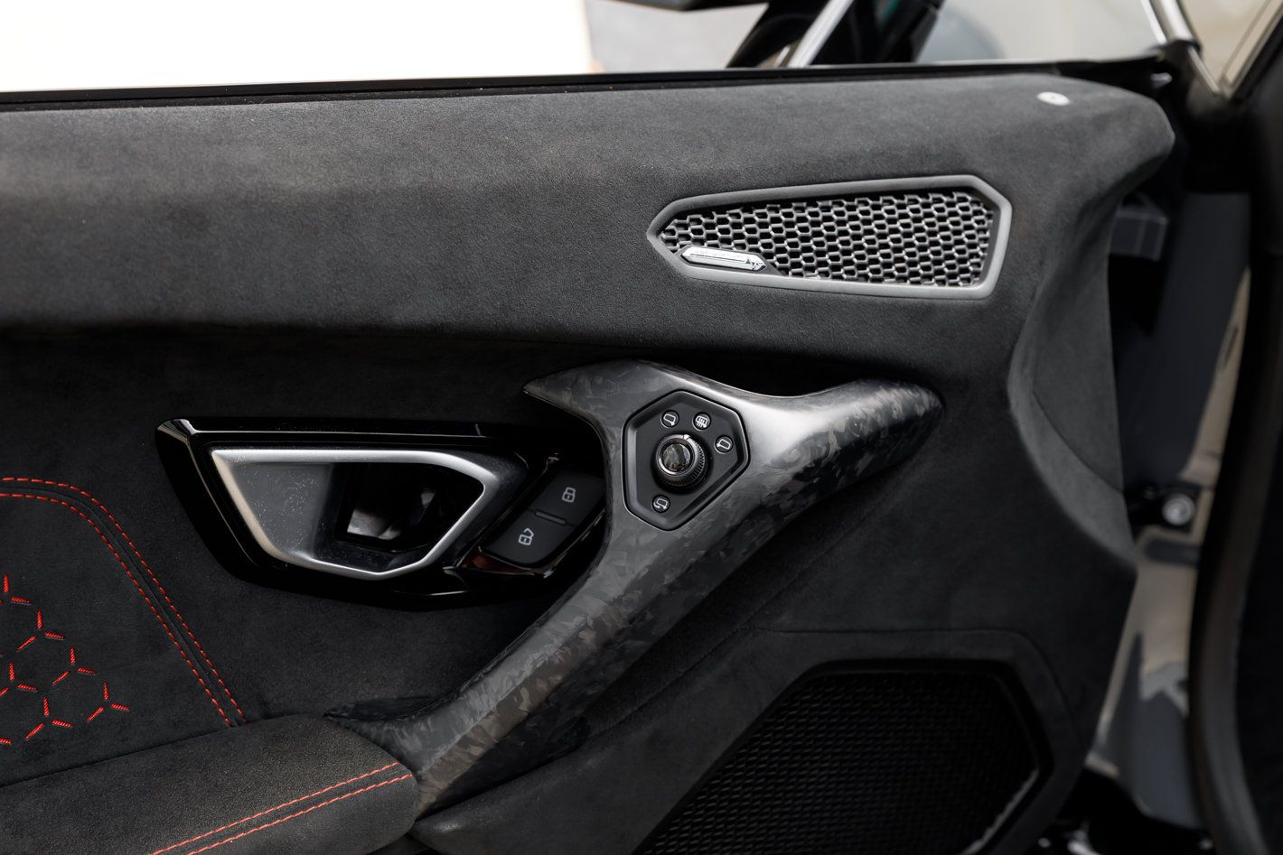 Used 2018 Lamborghini Huracan Performante AWD/4WD image 27