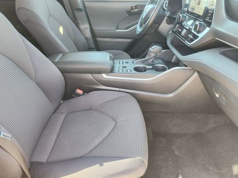 Used 2024 Toyota Highlander AWD image 14