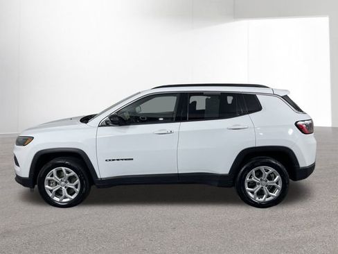 Used 2024 Jeep Compass Latitude image 14