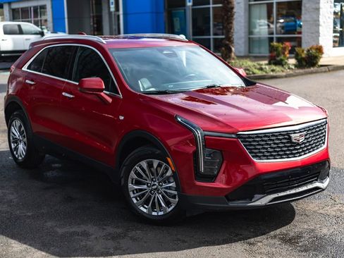 Used 2024 Cadillac XT4 Premium Luxury image 2
