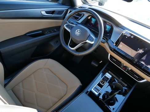 Certified 2025 Volkswagen Atlas Cross Sport SE w/ Panoramic Sunroof Package image 9