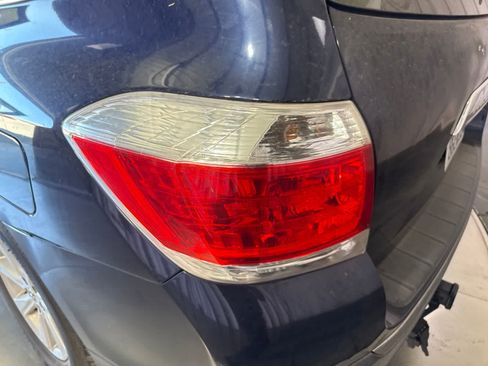 Used 2011 Toyota Highlander SE w/ Tow Pkg FWD image 12