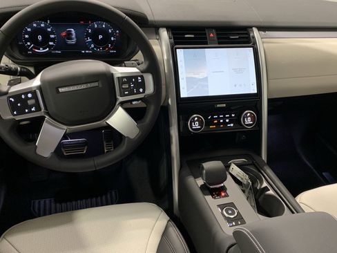 New 2025 Land Rover Discovery Dynamic SE image 5