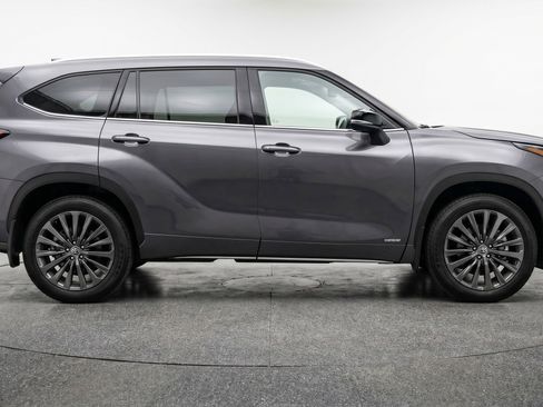 Used 2025 Toyota Highlander XSE AWD/4WD image 11