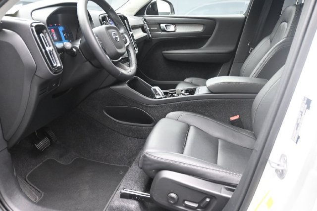 Used 2025 Volvo XC40 B5 Ultra AWD/4WD image 17