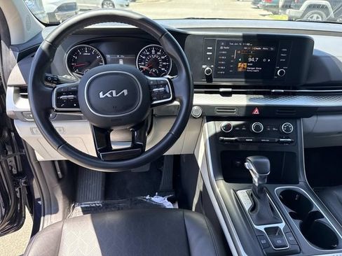 Used 2024 Kia Carnival LX FWD image 17