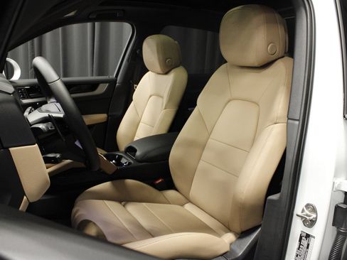 New 2026 Porsche Cayenne AWD/4WD image 18