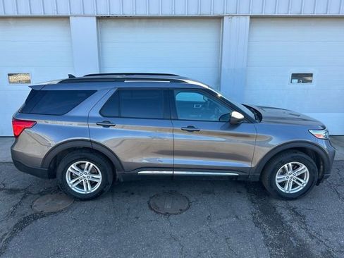 Used 2023 Ford Explorer XLT image 6