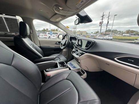Used 2024 Chrysler Pacifica Touring-L image 30