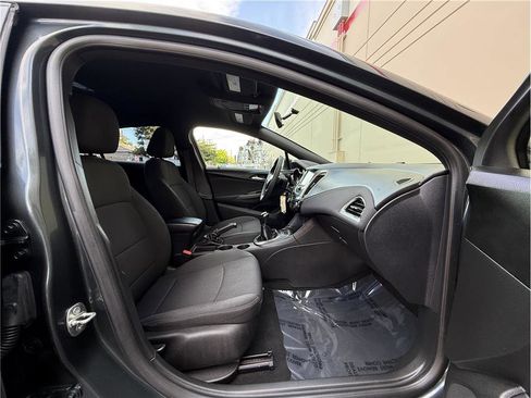 Used 2017 Chevrolet Cruze LT image 37