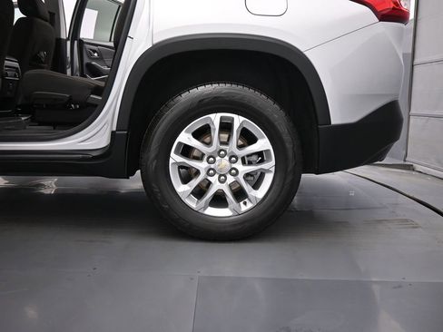 Used 2021 Chevrolet Traverse LT image 22