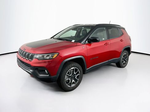 Used 2025 Jeep Compass Trailhawk AWD/4WD image 3