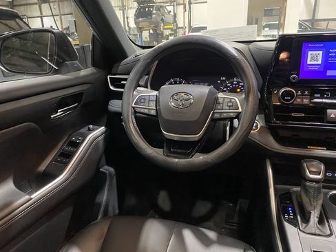 Used 2024 Toyota Highlander XSE FWD image 3