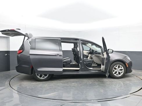 Used 2017 Chrysler Pacifica Touring-L Plus w/ Tire & Wheel Group FWD image 54