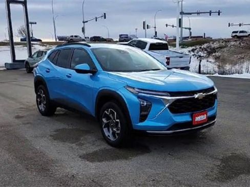 Certified 2025 Chevrolet Trax LT w/ LT Convenience Package image 2