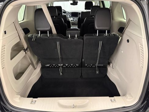 Used 2023 Chrysler Pacifica Touring-L FWD image 5