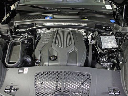 Certified 2026 Porsche Macan AWD/4WD image 39