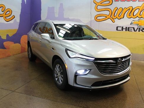 Used 2022 Buick Enclave Essence image 2