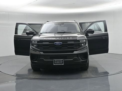 Certified 2025 Ford Expedition Active AWD/4WD image 36