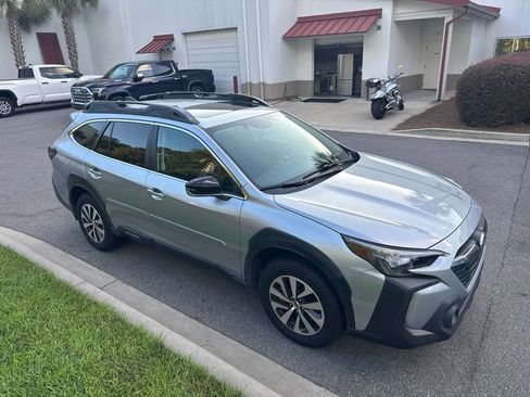 Used 2025 Subaru Outback Premium AWD/4WD image 2