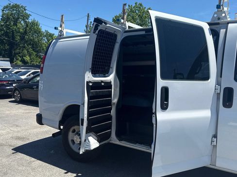 Used 2017 Chevrolet Express 2500 RWD image 16
