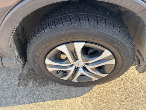 Used 2018 Toyota RAV4 LE FWD image 8