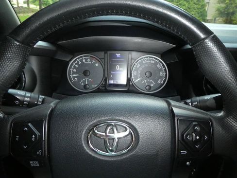 Used 2019 Toyota Tacoma TRD Sport AWD/4WD image 11