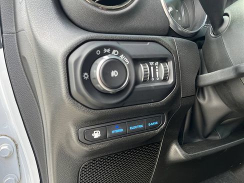 Used 2022 Jeep Wrangler Unlimited Sahara AWD/4WD image 18