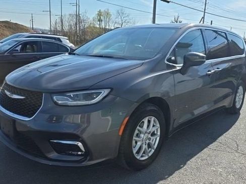 Used 2023 Chrysler Pacifica Touring-L image 1