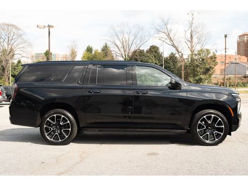 Used 2025 Chevrolet Suburban RST w/ Comfort Package image 8