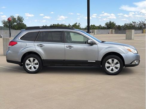 Used 2010 Subaru Outback 2.5i Limited AWD/4WD image 10