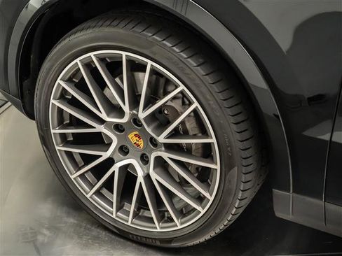Used 2023 Porsche Cayenne Platinum Edition image 15