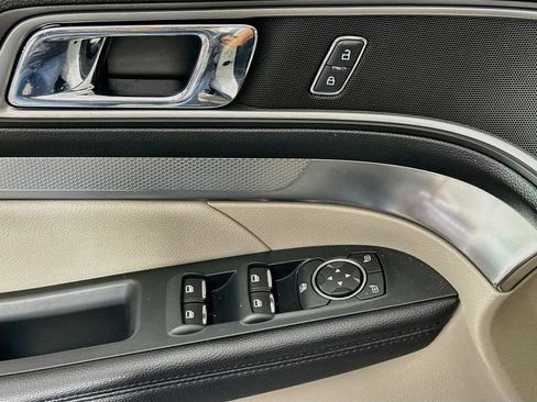 Used 2018 Ford Explorer XLT w/ Equipment Group 202A FWD image 19
